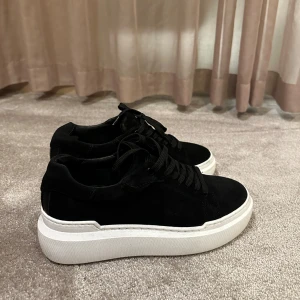 Sneakers  - Säljer mina snygga Co Kobler sneakers, har använt dessa endast en gång då de är för små. Köpta för 1400kr  