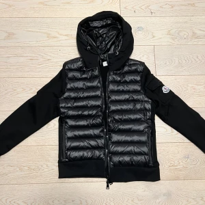 Moncler cardigan  - Hej, säljer min moncler cardigan som jag nyss köpte, jag säljer den för att den är alldeles för liten för mig… jackan är en ko@ia men nfc och qr koden funkar. Skicket är skit bra och har inget täcken på användning. Priset går absolut att diskutera.