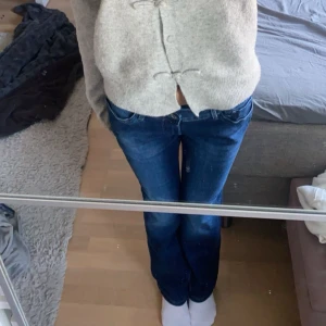 pepe jeans - Säljer dessa jättesnygga jeans från pepe jeans❤️, dom är i jättebra skick och inga deffekter❤️ Midjemåttet är 38cm och innerbenslängden är 78❤️ det går jättebra att komma med prisförslag/buda❤️  köp nu går jättebra ❤️ dm för frågor ❤️