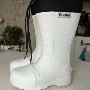 Vinterskor - Fubuki Niseko 2.0 boots, köpta förra året för 1499kr och använda en säsong. Perfekta jobb skor om du ska säsonga eller bara gillar att hänga i fjällen. Skon är liten i storleken så dessa passar en 36/37. Något slitna framtill (repor).
