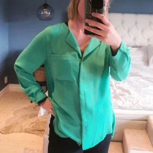 Härlig tunn blus - Mjuk och skön blus i elegant snitt. Halvt/semi genomskinlig. 