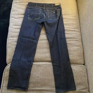 Mörk blå Armani jeans. Baggy Jeans.