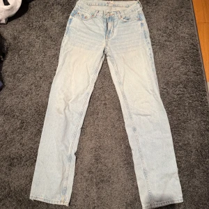 ljus blåa jeans  - Ett par fina jeans från gina tricot i storlek 32. passar till allt!! 