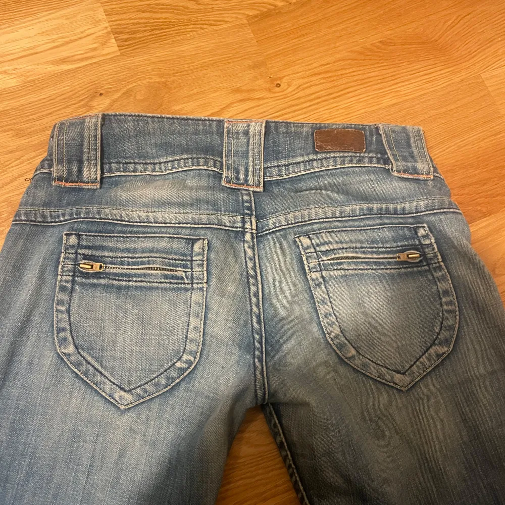 Säljer dessa snygga jeans från pepe, dem är lågmidjade och är raka/bootcut. Gylfen kan åker ner lite men annars är jeansen felfria💗💗midjemåttet mått 76 Innerbenslängden 74. Jeans & Byxor.