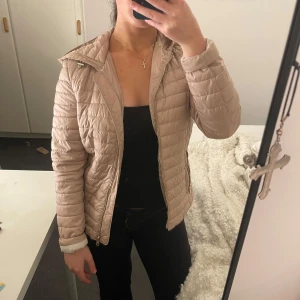Dunjacka från Massimo dutti - Använd 1 gång , finns en liten fläck som försvinner, annars är den felfri🤍
