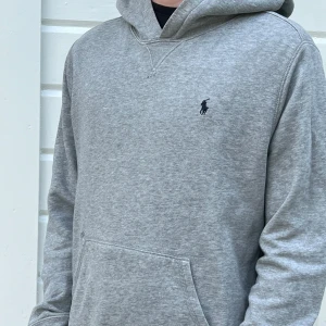 RALPH LAUREN POLO, GRÅ HOODIE - RALPH LAUREN POLO, GRÅ HOODIE Skick 6/10 | 14-16 år | pris 399 | Nypris 1295| Postar genom postnord och instabox | Hör av er vid minsta fundering