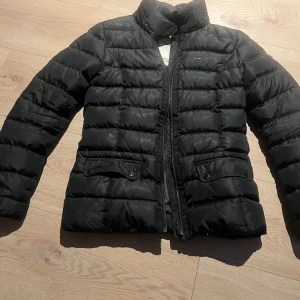 Tommy hilfiger jacka  - Säljer på grund av att jag inte använder den längre, fint skick storlek S   Saknar luva Midjemått: 40cm Armmått: 60 cm