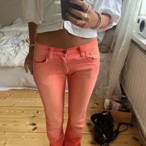 Lågmidjade korall jeans - Säljer dessa as snygga unika jeans som är köpta här på plick och tyvärr inte passade mig🧡🧡🧡 skriv gärna om det är några funderingar!! (Lånade bilder) köpta för 750 här på plick, midjemått är 37cm & innerbenslängd 82cm🤩