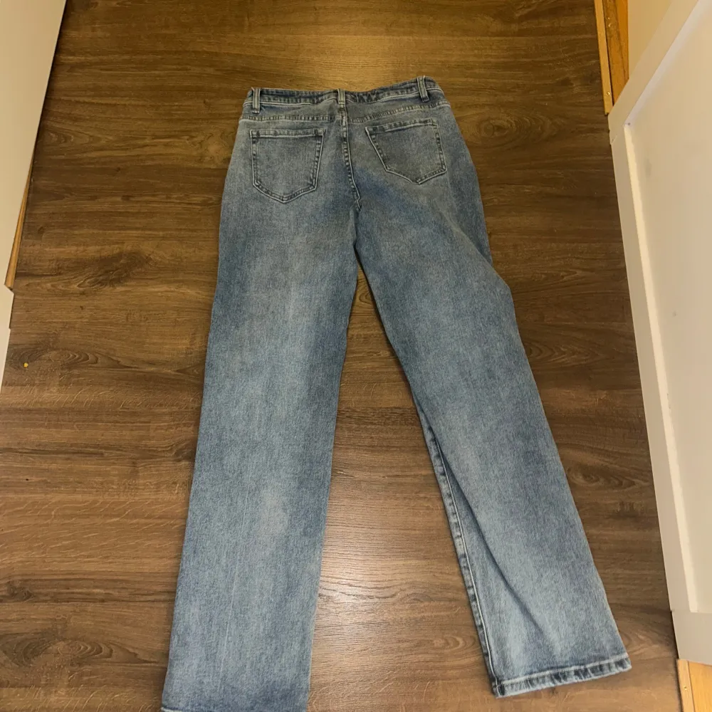 Jätte fina jeans som aldrig använts då dom inte passar mig , så dom är alltid i super bra skick ! . Jeans & Byxor.