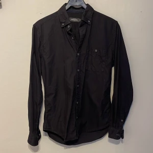 Dressmann skjorta - Säljer min Mörk blåa dressmann skjorta. Skjortan är använd cirka 4 gånger,den har inga defekter och är i ny skick. Det är en Slim i storlek S. Hör hjärna av er vid minsta funderingar och frågor☺️
