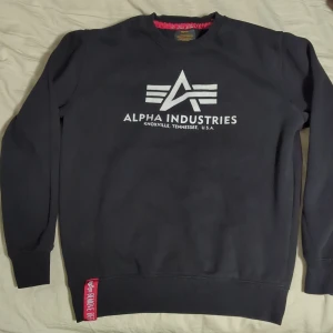 Svart alpha industries tjocktröja/sweatshirt - En bekväm och lagom varm sweater för vintern! Riktigt stilig också. Inga fläckar, fint skit. Priset går att diskutera!