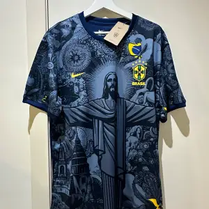 Säljer 1 fotbollströja med jesus Brasilien logga! Storlek XL  