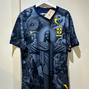 Brasilien Fotbollströja - Säljer 1 fotbollströja med jesus Brasilien logga! Storlek XL  