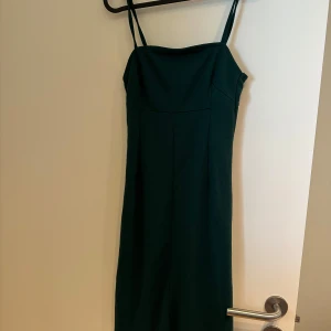 Nelly klänning  - Mörkgrön klänning 