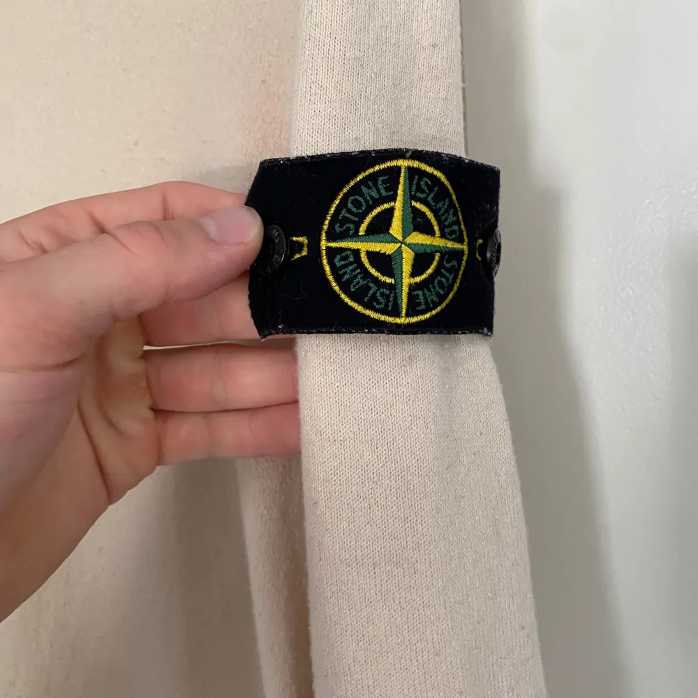 Stone Island tröja strl Large, men passar mig som har medium i vanliga fall. Inga fläckar som syns. Tröjor & Koftor.