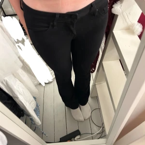 Low waist bootcut svarta Levi’s jeans  - VÄRLDENS FINASTE JEANS! 🖤Verkligen helt perfekta low waist bootcut jeans från Levis! ‼️ DE ÄR MER UTSVÄNGDA I VERKLIGHETEN ‼️Kan TYVÄRR inte ha dem då de är alldeles för korta för mig 😣 storleken är W26 och ungefär som en L30/L32 i längd.