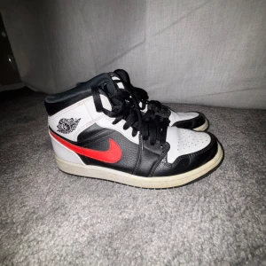 Nike Air Jordan 1’s  - Säljer dessa snygga Jordans pga att dom är för små, köpta år 2022 och använt få tal gånger