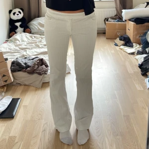 Lågmidjade randiga kostymbyxor  - Randiga kostymbyxor från reserved! Jag är 177💕midja: 42cm Innerben: 82cm 