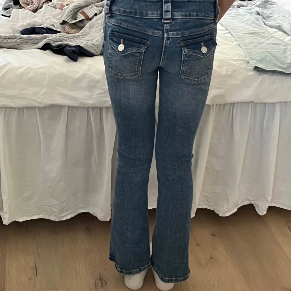 Mörkblåa jeans från H&M i storlek 140. Dem har raka fickor fram och knappar på fickorna där bak. Skit fina och sköna! Dom är för små för mig därför säljer jag dom. Kosta 300 i butik men jag säljer dom för bara 130 kr. Dom är använda 3 gånger. . Jeans & Byxor.