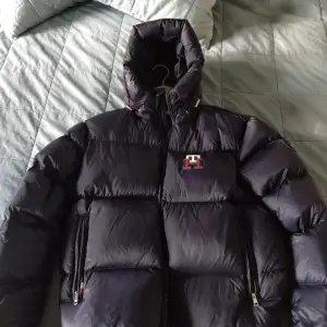 Riktigt fin Tommy Hilfiger Puffer jacka  Köptes förra vintern men har inte blivit använd då den varit för stor.  Inköpt för 4000kr Pris 2300kr