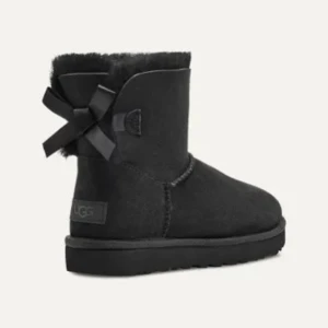 Ugg bailey bow  - Säljer mina ugg skor som är väl använda men fortfarande i hyfsat bra skick. Orginalpris 2700kr.
