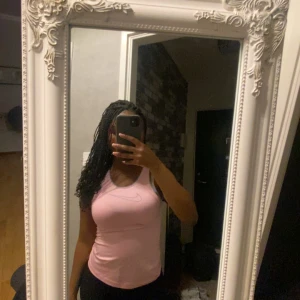 Tränings linne,rosa - Ett rosa nike linne, aldrig användt så det är i bra skick. 