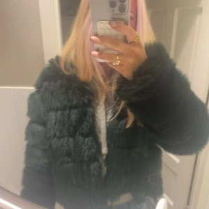 Päls jacka  - Köpt på Sellpy, det är något konstigt med den vid slutet men ingen man alls märker av💞💞💞💞💞kan tänka mig sänka pris 