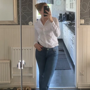 Vit skjorta - Vit figursydd skjorta🤍osäker på märke