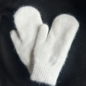 Vita vantar  - Aldrig använda. Finns på julidesign på Instagram men säljs här med. 