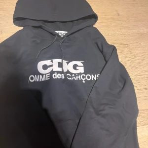 CDG hoodie - Säljer denna CDG hoodie i storlek S Modellen är 180 o väger runt 60, använt få gånger och svår att få tag i