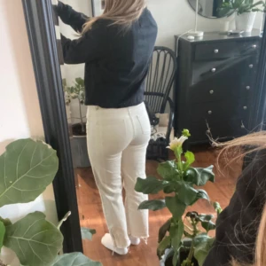 Beiga jeans - Beiga mid wast jeans från carin wester, rak passform, lite korta på mig som är 167.