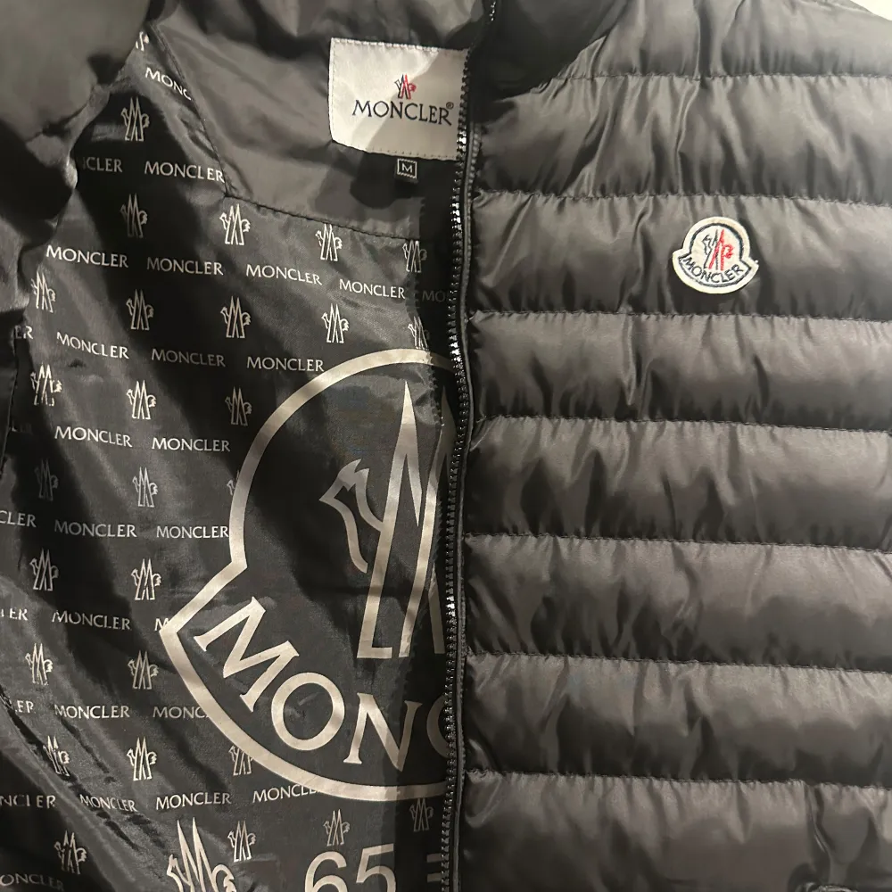 Säljer en snygg och stilren svart dunväst från Moncler. Inte äkta men är i bra skick. Jackor.