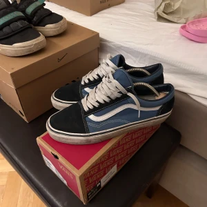 Vans skor - Säljer dessa Vans skor, de är i storlek 41 och är sparsamt använda. 