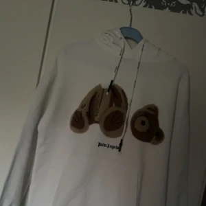 Palm angels hoodie - Säljer min palm angels hoodie då den inte kommer till användning längre. Köpte den för 1800kr på plick för runt ett år sedan. Kvitto finns ej fick inte med det av förra ägaren.