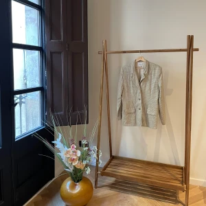Rutig kavaj  - Säljer en snygg rutig kavaj. Den är beige med ett diskret rutmönster och har en klassisk passform. Kavajen har långa ärmar och stängs med knappar framtill. Perfekt för både höst och vår, Köpt vintage i Barcelona 