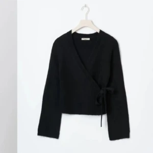 Wrap cardigan - Säljer denna fina kofta som är slutsåld på Gina Tricot, använd ca 2 gånger❣️