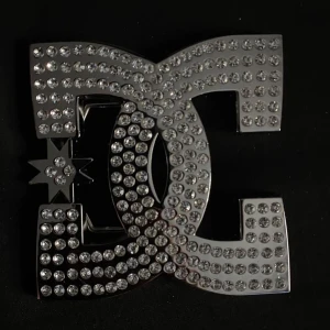 2000s mcbling dc belt buckle - ✰*฿✩‧₊˚ läs gärna köpvillkoren innan köp - PRIS KAN DISKUTERAS VID SNABB AFFÄR ✰ dc belt buckle i nyskick!! använts 1 gång och alla stenar sitter på, inga repor! skriv vid frågor💋