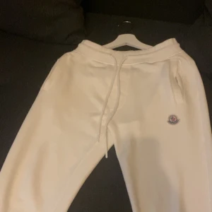 Moncler byxor  - Moncler byxor i utmärkt skick 9/10 är skicket.Bekväma och stiliga säljer på grund av att de har blivit för korta för mig. Frakten ingår i priset som jag har satt