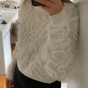 ZARA Stickad sweater - Väl använd tröja med broderat mönster. Lite kortare i modellen.  Den är sliten i ärmarna och rätt nopprig (se bilder)  Skriv om du har frågor!