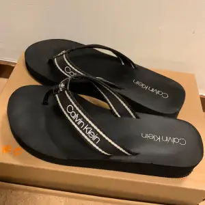 Oäkta Calvin Klein flip-flop