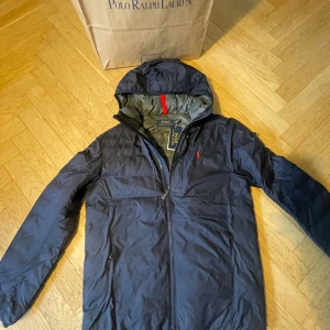 Ralph lauren jacka(helt ny med tags) - Tja,säljer nu denna helt mya Ralph lauren jacka med tags kvar. Jackan har ett varmt material inuti vilket gör att den är ganska varm, även vattentät.  Priset är inte fast och svarar gärna på era frågor och funderingar. MVH P.closet✝️