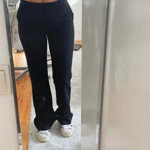 Kostymbyxor Lindex  - Svarta fina kostymbyxor från Lindex. Modellen heter ”Fiona” och är i fint skick i ganska tjockt tyg. 