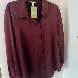 Skjorta HM - En helt ny skjorta från HM med prislappen kvar i storlek XL 🫶🏼 Mitt pris 50kr