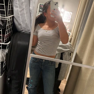 Randig t shirt  - En randig t shirt från hm. Den är halvt off shoulder. Bra kvalite.