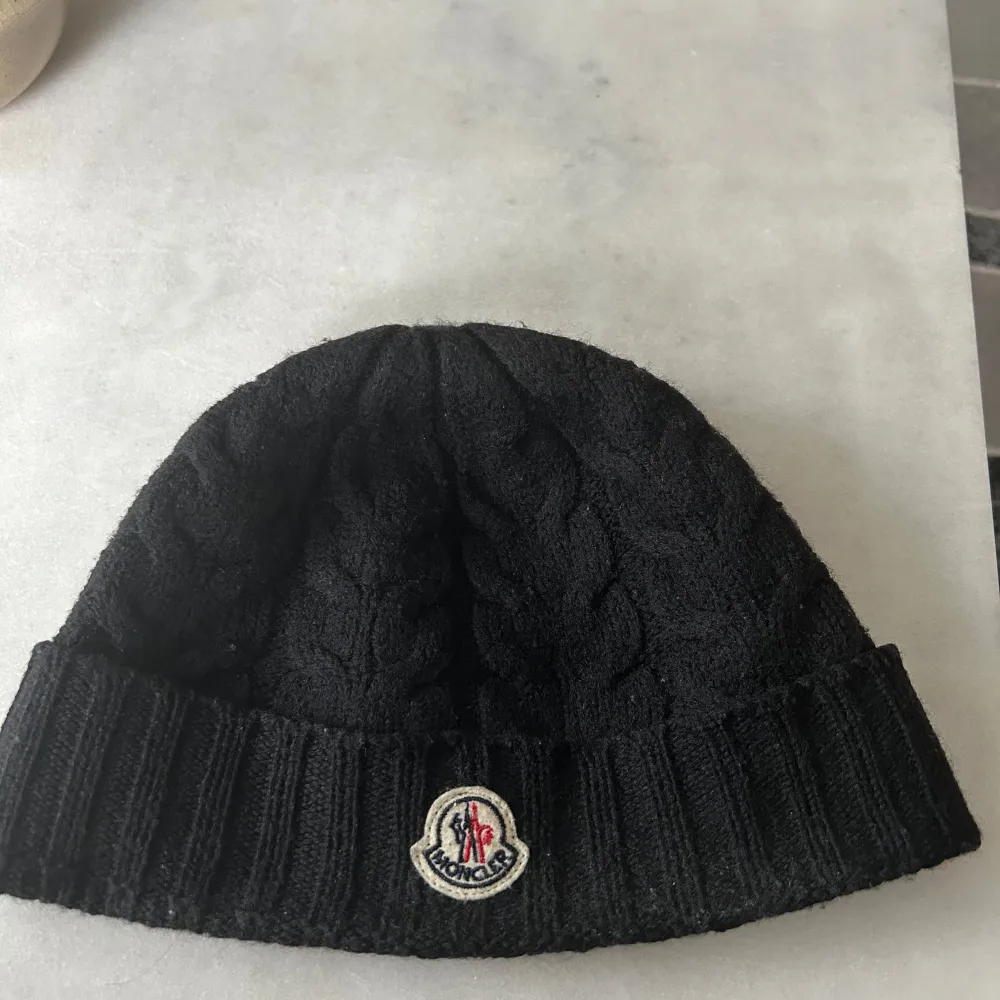 Säljer en moncler mössa  Nypris: 1600 Mitt pris: 999. Accessoarer.