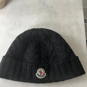 Moncler mössa  - Säljer en moncler mössa  Nypris: 1600 Mitt pris: 699