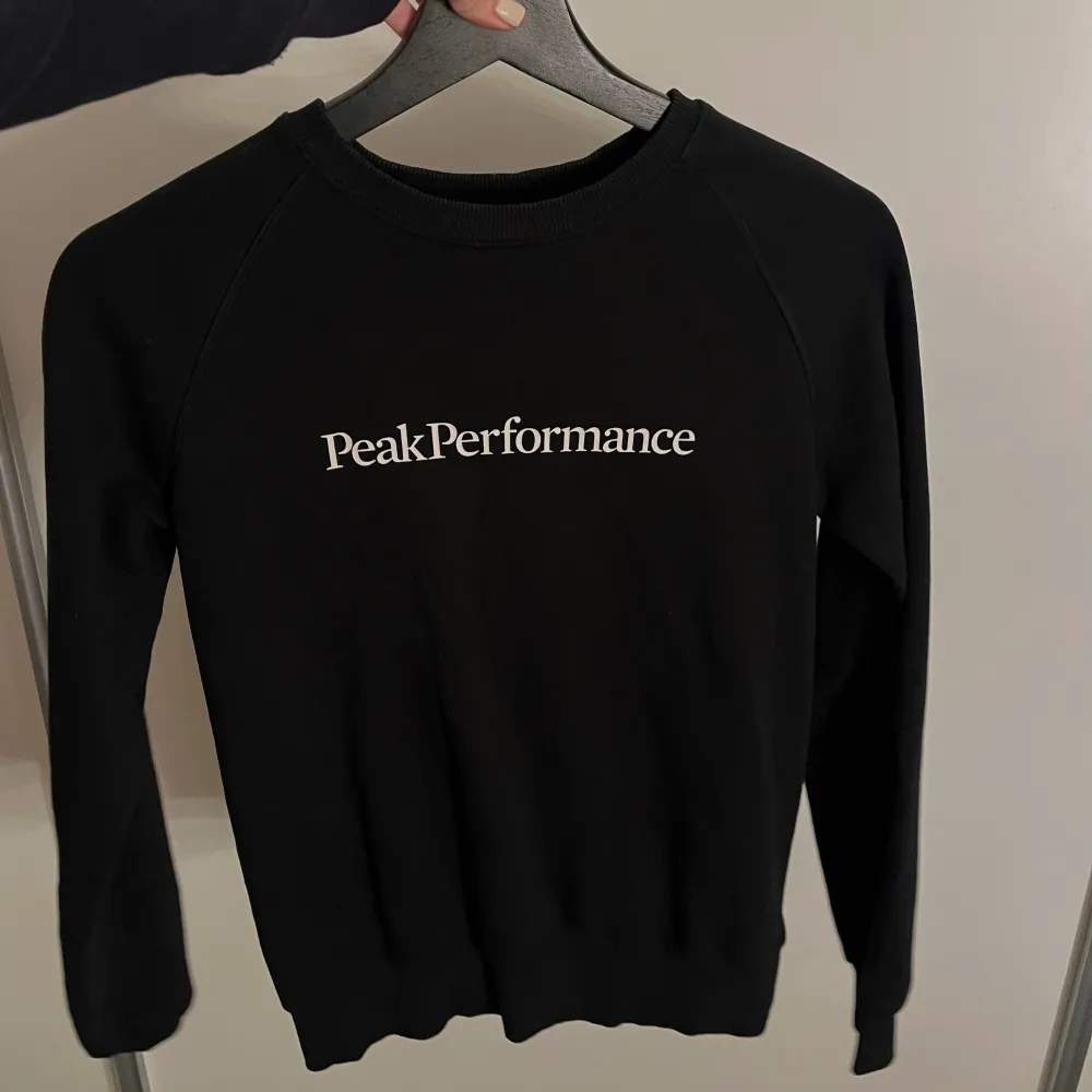 Svart tröja från peak performance i stl xs, inte använd alls mycket så i jätte fint skick! 🩶. Hoodies.