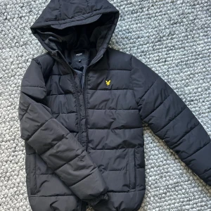 Lyle & Scott - dunjacka - Nyskick, originalpris 1400kr, barnstorlek, värmer bra 