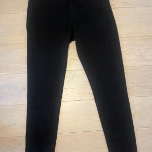 Uniqlo jeans - Made from strechy denim. Feels like you’ve got joggers on! Fits M and L size categories.  https://www.uniqlo.com/eu-fi/en/products/E455476-000/00