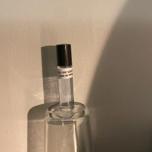 Oljebaserad parfym D&G - Oljebaserad parfym som liknar D&G the one. Nyskick aldrig använd. För mer info om hur oljebaserade parfymer fungerar hör gärna av dig! Mvh Viktor🤝
